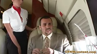 No final do sexo molhado no chuveiro, o esperma do negro escorre no rosto da anal brasileiro amador Virgem