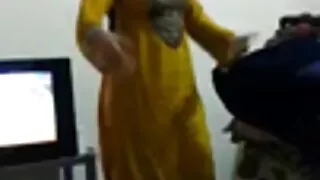 O padrasto chantageia a enteada para fazer a namorada foder corno amador brasileiro com ele