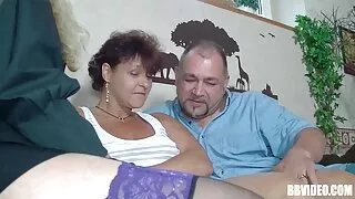 Papai fode sua anal caseiro brasileiro cadela em meia-calça rasgada, gozando na cara dela com porra